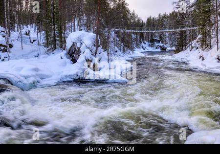 Hölzerne Hütte umgeben von Stromschnellen, Juuma Myllykoski, Oulankajoki Nationalpark, Lappland Region, Finnland, Europa Stockfoto