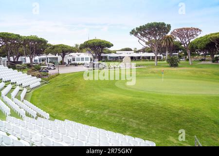 Begrüßungsschild am Golfklub und Golfplatz Vale do Lobo mit Golfbuggys und Golfschlägern und Blick auf das Clubhaus und Restaurant über dem 18. Stockfoto