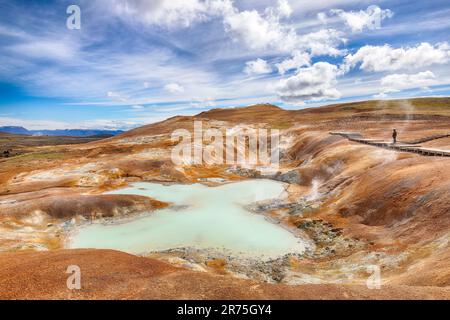 Atemberaubende Landschaft des sauren heißen Sees mit türkisfarbenem Wasser im geothermischen Tal Leirhnjukur. Lage: Tal Leirhnjukur, Region Myvatn, Norden Stockfoto