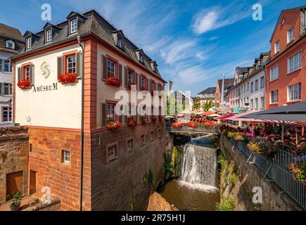 Leukbach-Wasserfall und Amüseum in Saarburg am Saar, Saar-Tal, Rheinland-Pfalz, Deutschland, Saar-Hunsrück-Naturpark Stockfoto