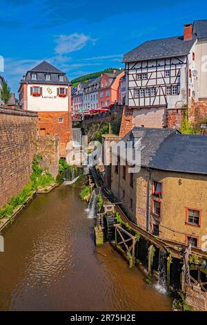 Hackenberger Fabrik mit Wasserfall Leukbach und Amüseum in Saarburg am Saar, Saar-Tal, Rheinland-Pfalz, Deutschland, Saar-Hunsrück-Naturpark Stockfoto