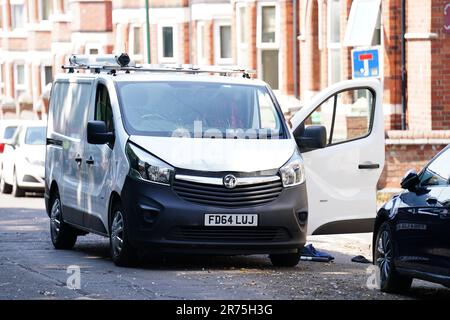 Ein weißer Lieferwagen hinter einer Polizeisperre an der Ecke Maples Street und Bentinck Road in Nottingham, wo drei Menschen in der Stadt tot aufgefunden wurden, was die Polizei als "schrecklichen und tragischen Zwischenfall" bezeichnete. Ein 31-jähriger Mann wurde wegen Mordverdachts verhaftet, nachdem zwei Menschen auf der Straße in Ilkeston Road kurz nach 4am Uhr am Dienstag tot aufgefunden wurden. Ein dritter Mann wurde tot in der Magdala Road aufgefunden, sagte die Polizei in Nottinghamshire. Weitere drei Personen sind im Krankenhaus, nachdem jemand versucht hat, sie in einem Van in der Milton Street zu überfahren, bei einem Zwischenfall, der nach Ansicht der Polizei zusammenhängt. Bilddatum: Di Stockfoto