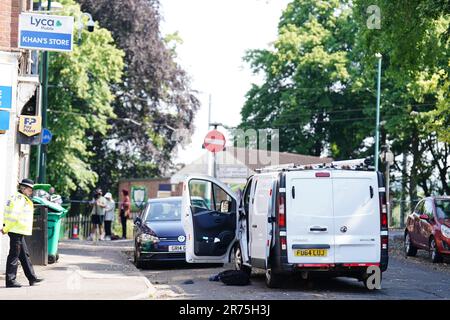 Ein weißer Lieferwagen hinter einer Polizeisperre an der Ecke Maples Street und Bentinck Road in Nottingham, wo drei Menschen in der Stadt tot aufgefunden wurden, was die Polizei als "schrecklichen und tragischen Zwischenfall" bezeichnete. Ein 31-jähriger Mann wurde wegen Mordverdachts verhaftet, nachdem zwei Menschen auf der Straße in Ilkeston Road kurz nach 4am Uhr am Dienstag tot aufgefunden wurden. Ein dritter Mann wurde tot in der Magdala Road aufgefunden, sagte die Polizei in Nottinghamshire. Weitere drei Personen sind im Krankenhaus, nachdem jemand versucht hat, sie in einem Van in der Milton Street zu überfahren, bei einem Zwischenfall, der nach Ansicht der Polizei zusammenhängt. Bilddatum: Di Stockfoto