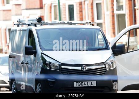 Ein weißer Lieferwagen hinter einer Polizeisperre an der Ecke Maples Street und Bentinck Road in Nottingham, wo drei Menschen in der Stadt tot aufgefunden wurden, was die Polizei als "schrecklichen und tragischen Zwischenfall" bezeichnete. Ein 31-jähriger Mann wurde wegen Mordverdachts verhaftet, nachdem zwei Menschen auf der Straße in Ilkeston Road kurz nach 4am Uhr am Dienstag tot aufgefunden wurden. Ein dritter Mann wurde tot in der Magdala Road aufgefunden, sagte die Polizei in Nottinghamshire. Weitere drei Personen sind im Krankenhaus, nachdem jemand versucht hat, sie in einem Van in der Milton Street zu überfahren, bei einem Zwischenfall, der nach Ansicht der Polizei zusammenhängt. Bilddatum: Di Stockfoto