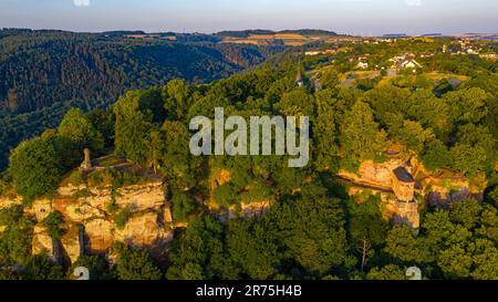 Blick auf die Eremitage mit Grabkapelle für Johannes von Luxemburg, Ehrenfriedhof und Kirche St. John der Täufer im Bezirk Kastel, Kastel-Staadt, Saartal, Saar-Hunsrück-Naturpark, Saargau, Rheinland-Pfalz, Deutschland Stockfoto