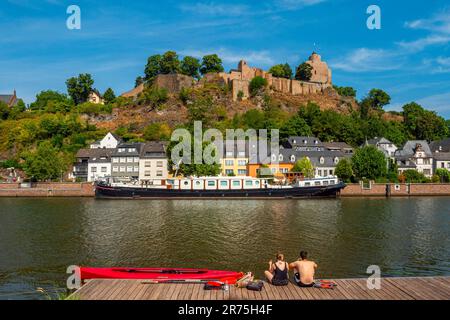 Unterstadt Staden mit Anlegestelle und Burgruinen, Saarburg auf dem Saar, Saar-Tal, Rheinland-Pfalz, Deutschland, Saar-Hunsrück Naturpark Stockfoto