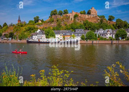 Unterstadt Staden mit Anlegestelle und Burgruinen, Saarburg auf dem Saar, Saar-Tal, Rheinland-Pfalz, Deutschland, Saar-Hunsrück Naturpark Stockfoto