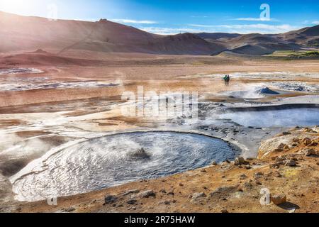 Atemberaubende kochende Schlammtöpfe in der geothermischen Gegend Hverir und Risse in der Umgebung. Standort: Hverir, Region Myvatn, Nordteil Islands, Europa Stockfoto