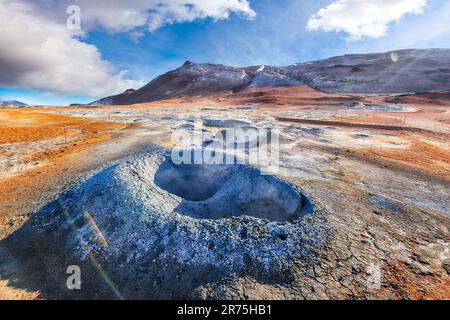 Atemberaubende kochende Schlammtöpfe in der geothermischen Gegend Hverir und Risse in der Umgebung. Standort: Hverir, Region Myvatn, Nordteil Islands, Europa Stockfoto