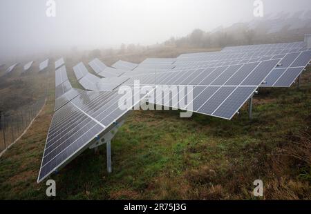 Solaranlagen auf einem Feld in Nordgriechenland mit Nebel Stockfoto