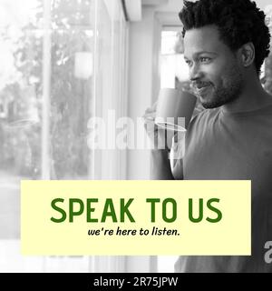 Zusammensetzung von "Rede mit uns"... wir sind hier, um SMS und lächelnde afroamerikanische Männer zu hören Stockfoto