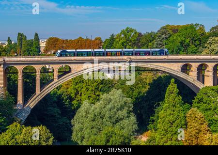 Adolphe-Brücke über das Petrusseltal, Luxemburg-Stadt, Benelux, Benelux, Luxemburg Stockfoto