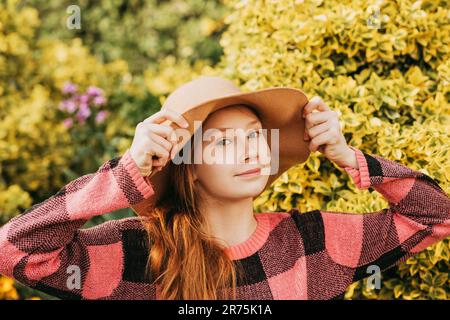 Nahaufnahme des hübschen jungen rothaarigen Mädchens mit braunem Hut im Freien Stockfoto