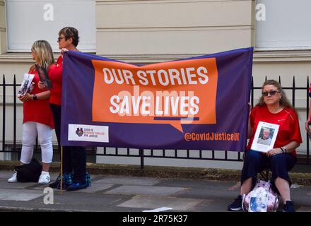 13. Juni 2023, London, England, Vereinigtes Königreich: Trauernde Familien versammeln sich außerhalb des britischen Covid-19 Inquiry Hearing Centre in West-London mit Bildern ihrer Lieben, während die öffentliche Anhörung zum Umgang der UKâ€™mit der Pandemie beginnt. (Kreditbild: © Vuk Valcic/ZUMA Press Wire) NUR REDAKTIONELLE VERWENDUNG! Nicht für den kommerziellen GEBRAUCH! Stockfoto