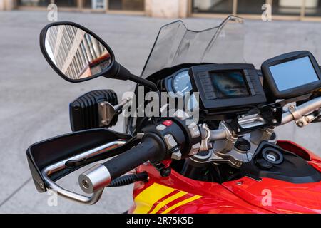 Rettungsmotorrad mit Instrumenten und Navigationssystem und Rückspiegel. Nahaufnahme. Stockfoto