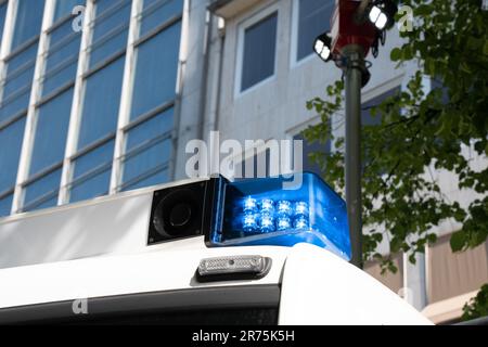 Blaues Blinklicht und Lautsprecher auf dem Dach einer weißen Rettungsstrecke. Nahaufnahme. Stockfoto
