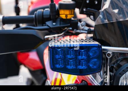 Nahaufnahme eines blauen Blitzlichts auf einem Rettungsmotorrad. Stockfoto