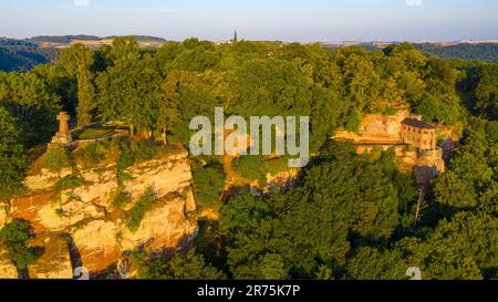 Blick auf die Eremitage mit Grabkapelle für Johannes von Luxemburg, Ehrenfriedhof und Kirche St. John der Täufer im Bezirk Kastel, Kastel-Staadt, Saartal, Saar-Hunsrück-Naturpark, Saargau, Rheinland-Pfalz, Deutschland Stockfoto