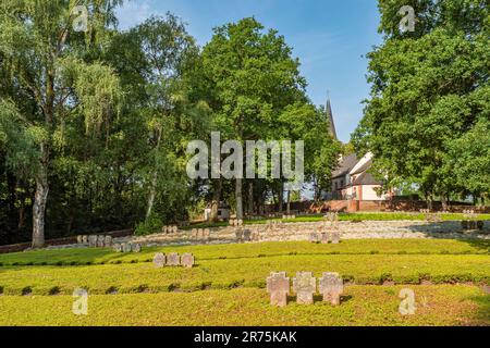 Ehrenfriedhof mit der alten Dorfkirche St. Johann Baptist im Bezirk Kastel, Kastel-Staadt, Saartal, Naturpark Saar-Hunsrück, Saargau, Rheinland-Pfalz, Deutschland Stockfoto