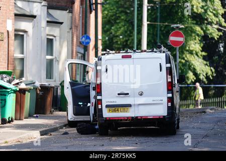 Ein weißer Lieferwagen hinter einer Polizeisperre an der Ecke Maples Street und Bentinck Road in Nottingham, wo drei Menschen in der Stadt tot aufgefunden wurden, was die Polizei als "schrecklichen und tragischen Zwischenfall" bezeichnete. Ein 31-jähriger Mann wurde wegen Mordverdachts verhaftet, nachdem zwei Menschen auf der Straße in Ilkeston Road kurz nach 4am Uhr am Dienstag tot aufgefunden wurden. Ein dritter Mann wurde tot in der Magdala Road aufgefunden, sagte die Polizei in Nottinghamshire. Weitere drei Personen sind im Krankenhaus, nachdem jemand versucht hat, sie in einem Van in der Milton Street zu überfahren, bei einem Zwischenfall, der nach Ansicht der Polizei zusammenhängt. Bilddatum: Di Stockfoto