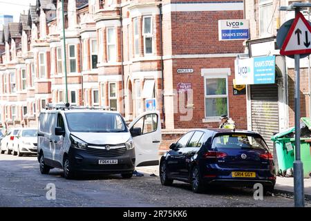 Ein weißer Lieferwagen hinter einer Polizeisperre an der Ecke Maples Street und Bentinck Road in Nottingham, wo drei Menschen in der Stadt tot aufgefunden wurden, was die Polizei als "schrecklichen und tragischen Zwischenfall" bezeichnete. Ein 31-jähriger Mann wurde wegen Mordverdachts verhaftet, nachdem zwei Menschen auf der Straße in Ilkeston Road kurz nach 4am Uhr am Dienstag tot aufgefunden wurden. Ein dritter Mann wurde tot in der Magdala Road aufgefunden, sagte die Polizei in Nottinghamshire. Weitere drei Personen sind im Krankenhaus, nachdem jemand versucht hat, sie in einem Van in der Milton Street zu überfahren, bei einem Zwischenfall, der nach Ansicht der Polizei zusammenhängt. Bilddatum: Di Stockfoto