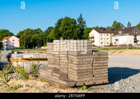 Betonfliesen auf Holzpaletten gestapelt. Nahaufnahme. Stockfoto