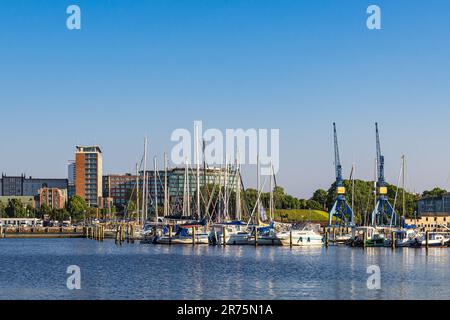 Blick Über Den Warnow River In Die Hansestadt Rostock. Stockfoto