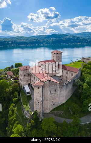 Blick auf die Festung Rocca di Angera während eines Frühlingstages. Angera, Lago Maggiore, Varese, Lombardei, Italien. Stockfoto