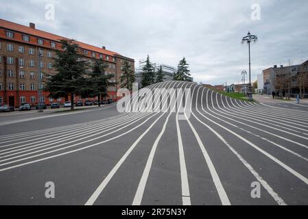 Superkilen, öffentlicher Skatepark mit weißen Linien, Kopenhagen, Dänemark Stockfoto