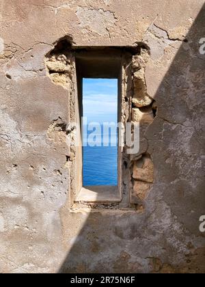 Blick von einem alten Wachturm in der Nähe von Sant Elm (Mallorca) auf das Mittelmeer Stockfoto