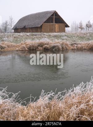 Europa, Deutschland, Hessen, Mittelhessen, Marburger Land, Weimar (Lahn), rekonstruiertes Gebäude auf der „Zeiteninsel“, Archäologisches Freilichtmuseum Marburger Land Stockfoto