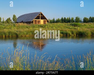 Europa, Deutschland, Hessen, Mittelhessen, Marburger Land, Weimar (Lahn), rekonstruiertes Gebäude auf der „Zeiteninsel“, Archäologisches Freilichtmuseum Marburger Land Stockfoto