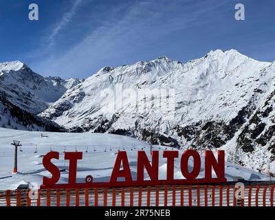 St. Anton schrieb in Arlberg Ski Resort, St. Anton, Rendl, Ski Arlberg, St. Christoph, Stuben, Zürs, Lech, Winterlandschaft, Skipisten, blauer Himmel, Sonne, Berge, Natur, Aktivität, St. Anton am Arlberg, Tirol, Österreich Stockfoto