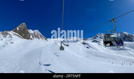 Blick auf die Bergwelt von Hochgurgl vom Sessellift, Obergurgl, Skigebiet, Winterlandschaft, Gipfel, Skipisten, blauer Himmel, Sonne, Berge, Natur, Aktivität, Hochgurgl, Ötztal, Gurgler Tal, Tirol, Österreich Stockfoto