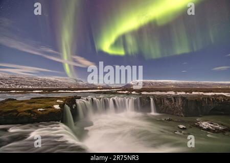 Nordlichter über dem Godafoss-Wasserfall im Norden Islands Stockfoto