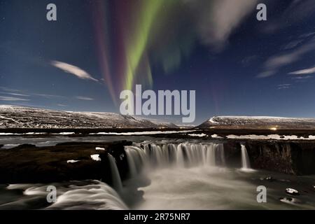 Nordlichter über dem Godafoss-Wasserfall im Norden Islands Stockfoto