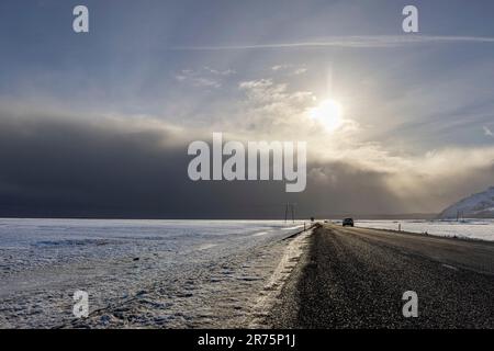 Eine Wolkenfront mit Gewitter auf der Ringstraße N 1 im Winter in Südisland Stockfoto
