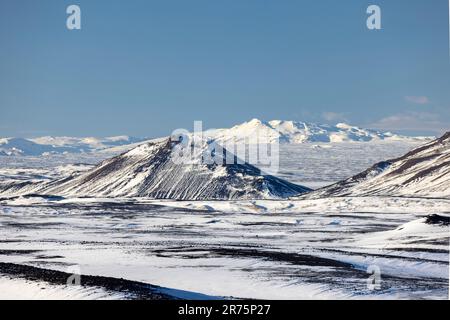 Winterblick auf vulkanische Landschaft auf der Ringstraße im Nordosten Islands Stockfoto