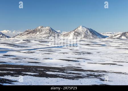 Winterblick auf vulkanische Landschaft auf der Ringstraße im Nordosten Islands Stockfoto