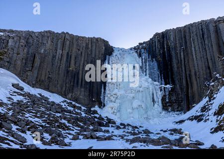 Winterblick auf den eisigen Studlafoss-Wasserfall im Osten Islands Stockfoto