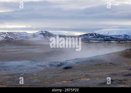 Winterblick auf das geothermische Feld Hverir bei Myvatn in Nordisland Stockfoto