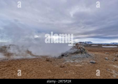Winterblick auf das geothermische Feld Hverir bei Myvatn in Nordisland Stockfoto
