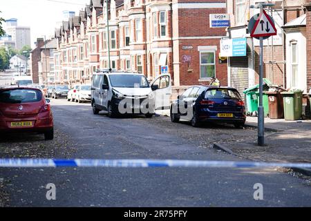 Ein weißer Lieferwagen hinter einer Polizeisperre an der Ecke Maples Street und Bentinck Road in Nottingham, wo drei Menschen in der Stadt tot aufgefunden wurden, was die Polizei als "schrecklichen und tragischen Zwischenfall" bezeichnete. Ein 31-jähriger Mann wurde wegen Mordverdachts verhaftet, nachdem zwei Menschen auf der Straße in Ilkeston Road kurz nach 4am Uhr am Dienstag tot aufgefunden wurden. Ein dritter Mann wurde tot in der Magdala Road aufgefunden, sagte die Polizei in Nottinghamshire. Weitere drei Personen sind im Krankenhaus, nachdem jemand versucht hat, sie in einem Van in der Milton Street zu überfahren, bei einem Zwischenfall, der nach Ansicht der Polizei zusammenhängt. Bilddatum: Di Stockfoto