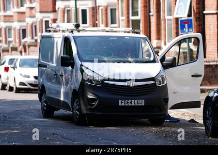 Ein weißer Lieferwagen hinter einer Polizeisperre an der Ecke Maples Street und Bentinck Road in Nottingham, wo drei Menschen in der Stadt tot aufgefunden wurden, was die Polizei als "schrecklichen und tragischen Zwischenfall" bezeichnete. Ein 31-jähriger Mann wurde wegen Mordverdachts verhaftet, nachdem zwei Menschen auf der Straße in Ilkeston Road kurz nach 4am Uhr am Dienstag tot aufgefunden wurden. Ein dritter Mann wurde tot in der Magdala Road aufgefunden, sagte die Polizei in Nottinghamshire. Weitere drei Personen sind im Krankenhaus, nachdem jemand versucht hat, sie in einem Van in der Milton Street zu überfahren, bei einem Zwischenfall, der nach Ansicht der Polizei zusammenhängt. Bilddatum: Di Stockfoto