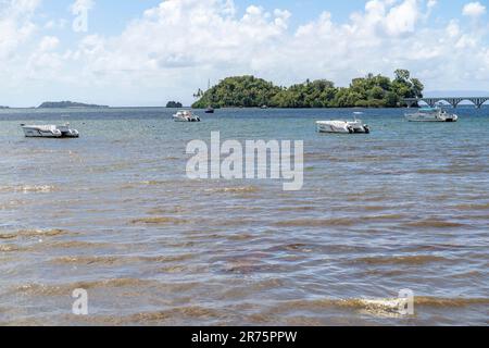 Nordamerika, Karibik, Großantillen, Hispaniola, Dominikanische Republik, Sama Province, Sama Halbinsel, Santa rbara de Sama, Blick über Sama Bay zur Brücke und Cayo Vigia Stockfoto