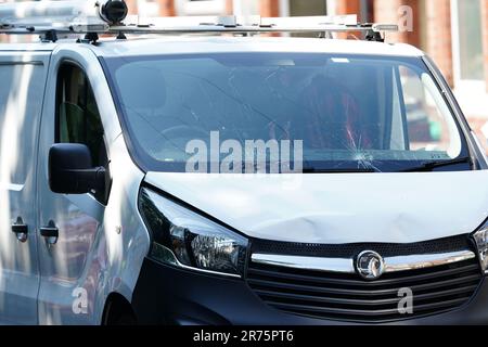 Ein weißer Lieferwagen hinter einer Polizeisperre an der Ecke Maples Street und Bentinck Road in Nottingham, wo drei Menschen in der Stadt tot aufgefunden wurden, was die Polizei als "schrecklichen und tragischen Zwischenfall" bezeichnete. Ein 31-jähriger Mann wurde wegen Mordverdachts verhaftet, nachdem zwei Menschen auf der Straße in Ilkeston Road kurz nach 4am Uhr am Dienstag tot aufgefunden wurden. Ein dritter Mann wurde tot in der Magdala Road aufgefunden, sagte die Polizei in Nottinghamshire. Weitere drei Personen sind im Krankenhaus, nachdem jemand versucht hat, sie in einem Van in der Milton Street zu überfahren, bei einem Zwischenfall, der nach Ansicht der Polizei zusammenhängt. Bilddatum: Di Stockfoto