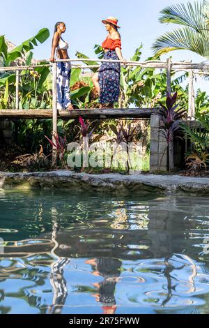 Nordamerika, Karibik, Großantillen, Hispaniola, Dominikanische Republik, Provinz Sama, Halbinsel Sama, El Limón, Sama Eco Lodge, zwei Freunde stehen auf einem hölzernen Fußweg im Garten Stockfoto