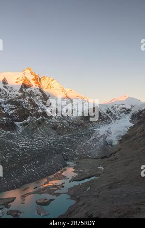 Großglockner mit Pasterze bei Sonnenaufgang, Alpenglow mit Reflexion Stockfoto