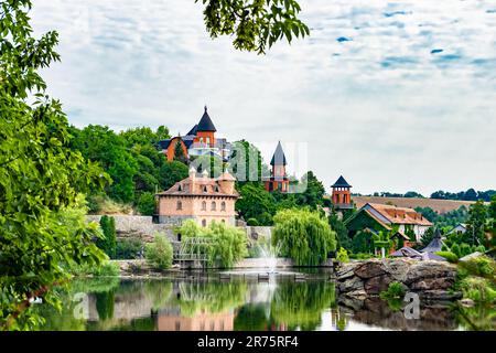 Fotografie zum Thema antikes Ziegelschloss mit großem Turm im Hintergrund natürliche Natur, Foto bestehend aus antikem Ziegelschloss mit großem Turm, an Stockfoto