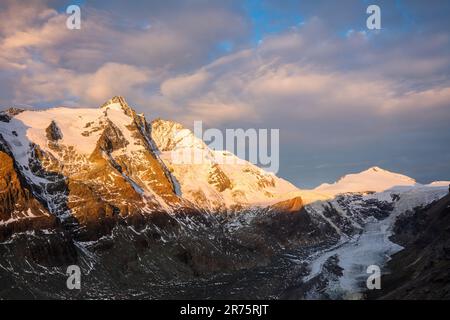 Blick auf Großglockner und Pasterze von Kaiser-Franz-Josefs-Höhe, Sonnenaufgang Stockfoto